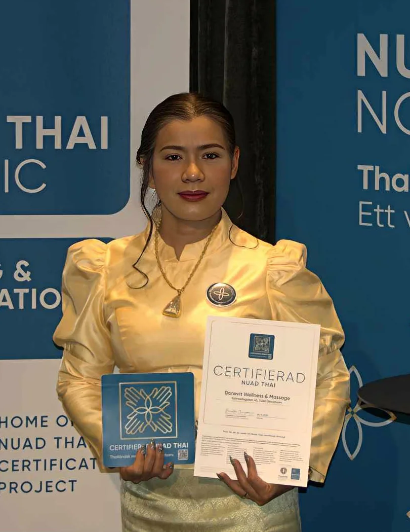 Nan med sitt Nuad Thai Nordic-certifikat