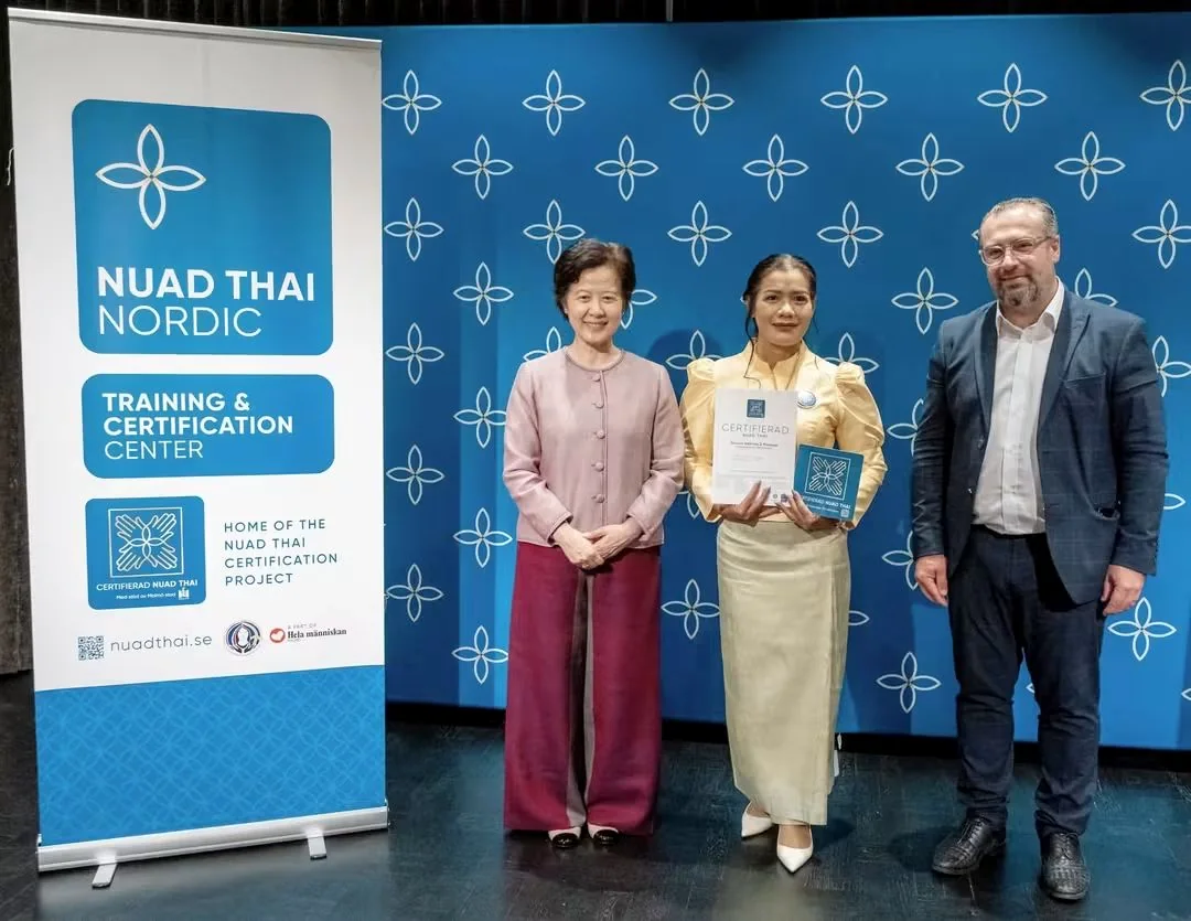 Nan vid Nuad Thai Nordic-certifiering tillsammans med Thailands ambassadör
